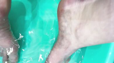 SEXY FEET UNDERWATER TEASE CANDID POV HORNY