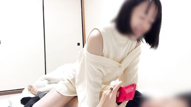 【個人撮影】スマホ弄り中の彼ちんぽで遊んじゃう乳首舐め→フェラ→騎乗位→背面騎乗位の順番です