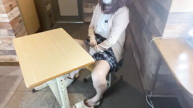 【素人】制服姿の彼女が教室の机の下でオナニーしちゃう／／under table ／日本人／japanese