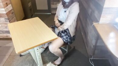 【素人】制服姿の彼女が教室の机の下でオナニーしちゃう／／under table ／日本人／japanese