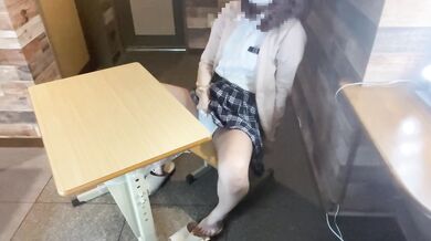 【素人】制服姿の彼女が教室の机の下でオナニーしちゃう／／under table ／日本人／japanese