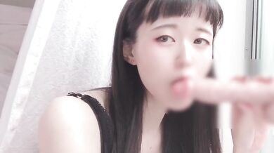 舐めてしごいてディルドで前戯ぽいことする