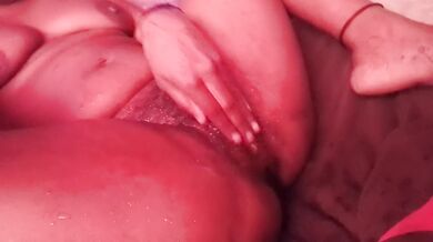 AMATEUR EBONY  MOM SQUIRT IN BED WET PUSSY
