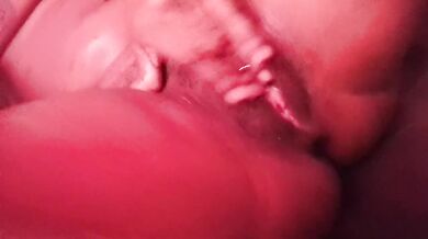 AMATEUR EBONY  MOM SQUIRT IN BED WET PUSSY