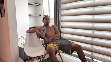 El amigo de mi cornudo marido me folla mientras él está distraído en cama