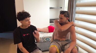 El amigo de mi cornudo marido me folla mientras él está distraído en cama