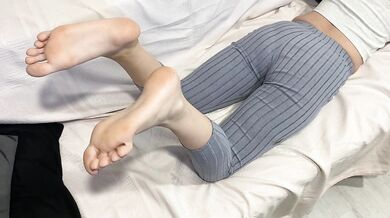 Worship my LOnG Legs And Bare Feet