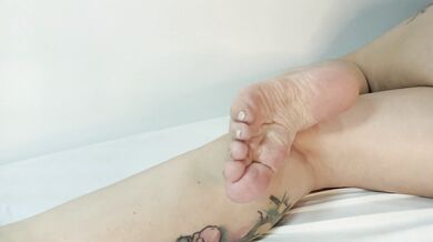 Beautiful soles, delicious feet, big legs, huge ass