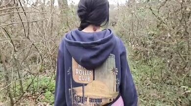 Vecina Cachonda Está Lista Para Hacer Cualquier Cosa En El Bosque
