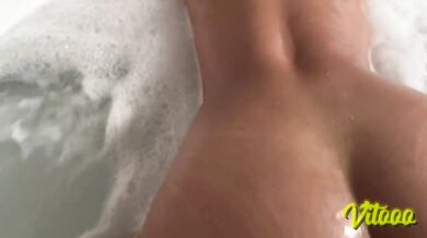 Latina enjoying her boyfriend's cock in the jacuzzi