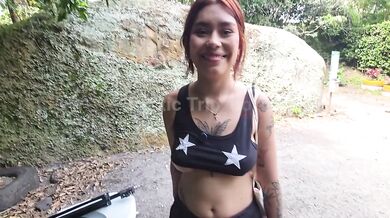 Mi amiga y yo fuimos de paseo y terminamos follando frente a una cascada maravillosa