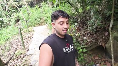 Mi amiga y yo fuimos de paseo y terminamos follando frente a una cascada maravillosa