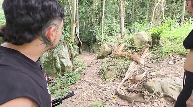 Mi amiga y yo fuimos de paseo y terminamos follando frente a una cascada maravillosa