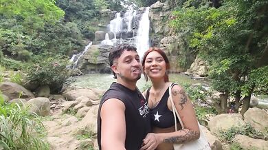 Mi amiga y yo fuimos de paseo y terminamos follando frente a una cascada maravillosa