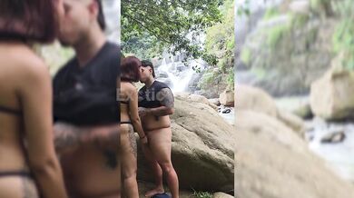 Mi amiga y yo fuimos de paseo y terminamos follando frente a una cascada maravillosa