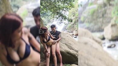Mi amiga y yo fuimos de paseo y terminamos follando frente a una cascada maravillosa