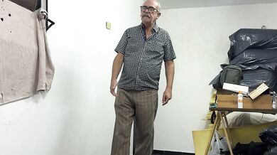 Viejo y gordito le hacen el culo a una vecina