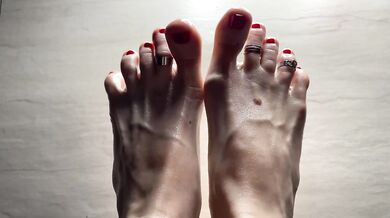 OILY FEET & SOLES CLOSE UP 4K