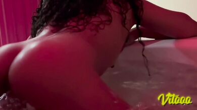 natural body - Latina moving in the jacuzzi