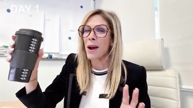 FK2 - Nouvelle collègue vierge au bureau se fait coacher sexuellement par Milf une comptable nymphomane - PARTIE 1