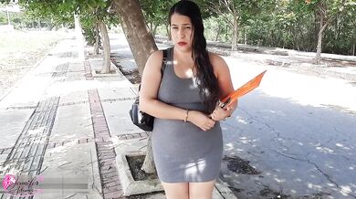 La arrendataria de mi apartamento me hace un trato para pagarme con sexo y terminar en su rica cara - Porno en Español
