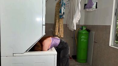 Me quedé atrapada en la lavadora y mi novio me follo el culo