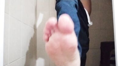 Pies bonitos en la ducha caliente