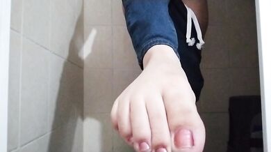 Pies bonitos en la ducha caliente