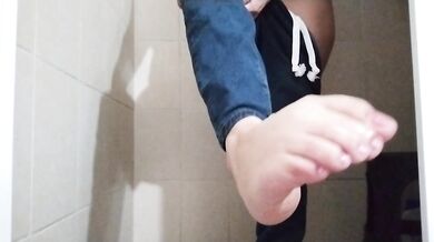 Pies bonitos en la ducha caliente