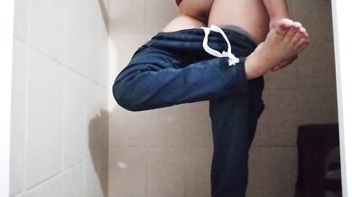 Pies bonitos en la ducha caliente