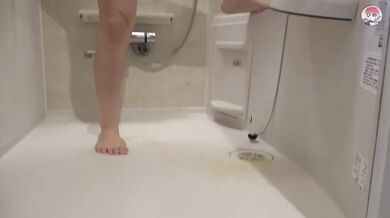 Gorgeous Beauty Standing Pissing / 【芸能人級美女】大胆に片足を上げての生々しい立ちション。お風呂場でのガチ放尿
