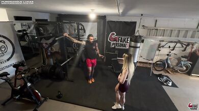 Il personal Trainer Lucas Purosangue pompa la fighetta petite e le sue piccole tette durante l'allenamento all'aperto