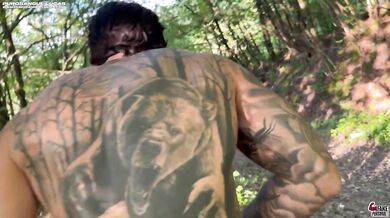 Il personal Trainer Lucas Purosangue pompa la fighetta petite e le sue piccole tette durante l'allenamento all'aperto