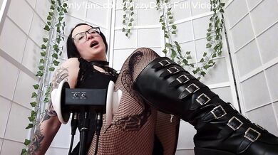 FEMDOM ASMR GERMAN EARLICKING TITS BIG BOOBS