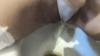 Wet Pee Play – Naughty Toilet Fetish & Pussy Tease