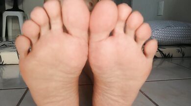 Enjoy the soles of an amateur wife