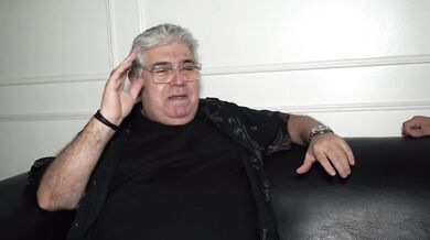invite a mi amigo a ver el futbol y termino dandole verga a mi mujer en mi cara