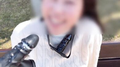 【野外露出/不倫密会】ディルド付き貞操帯とマスクを付けて公園散歩、最後はマ○コに入ってマン汁カスをお掃除フェラする肉厚不倫妻