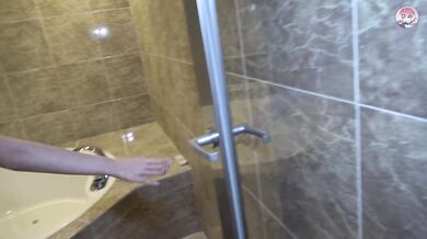 Japanese Amateur Reality Pissing / 素人美女のリアルな放尿。シャワー室での生々しいおしっこ