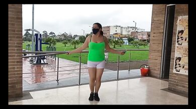 Esposa Puta Le Enseña Su Enorme Cameltoe Al Jefe De Su Cornudo Marido En El Parque ¡Adicta Al Swinger!