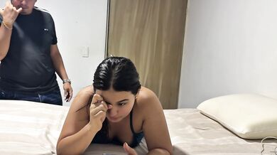 Mi hermanastra entra en mi habitación de hotel y termina en SEXO DURO con mucho semen