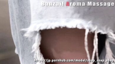 女の子の後についてエレベーターに乗ろうとした時、彼女が突然私のペニスに触れた。