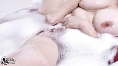 ???? Bath time! One MILF BBW pink bath, double penetration please.