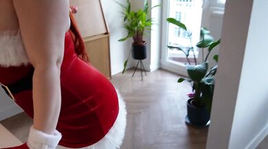 Homewrecker Mrs-Claus Breeds Her Ass Squirts on Christmas