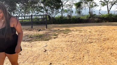 Patrona rubia le es infiel a su marido con el obrero campesino en el campo