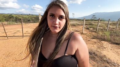 Patrona rubia le es infiel a su marido con el obrero campesino en el campo