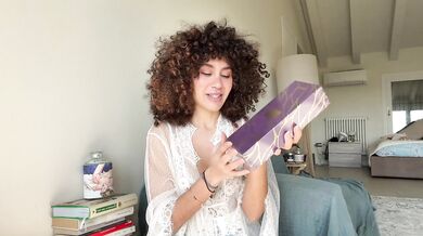 Mi masturbo con il mio nuovo VVD RiderGo Finger vibrator, non ho mai goduto così tanto, è magico!