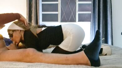 MILF with a gorgeous body gives a blowjob and cums in her mouth