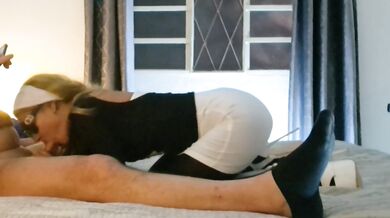 MILF with a gorgeous body gives a blowjob and cums in her mouth