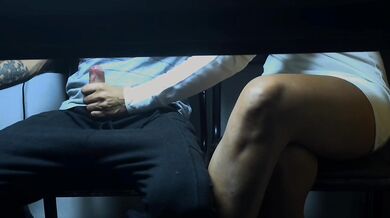 Masturbación Por debajo De La Mesa - Argentina Casero Amateur